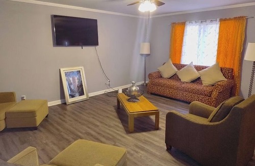 Macon House | Spacious Macon 3BR Duplex | BBQ + Parking