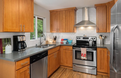 Edmonds House | Spacious Main Street Retreat ~ Backyard ~ Parking!