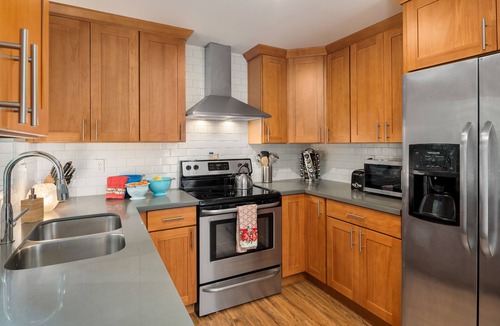 Edmonds House | Spacious Main Street Retreat ~ Backyard ~ Parking!