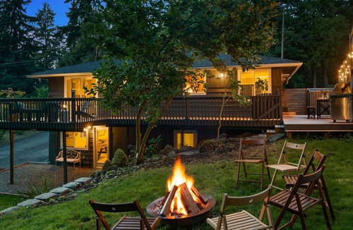 Edmonds House | Spacious Main Street Retreat ~ Backyard ~ Parking!