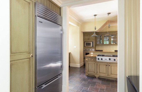 Hot Springs House | Spacious Manor 1.5 mi to Omni Homestead w/Access to Hot Tub, Fitness Rm & Pool