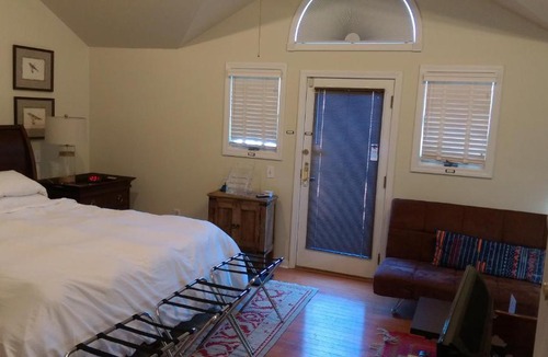 Wellesley House | Spacious master bedroom and bath