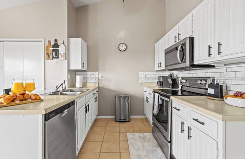 Allen House | Spacious master King Bed suite, & fast wi-fi, Mins to convention center