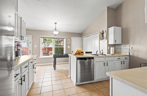 Allen House | Spacious master King Bed suite, & fast wi-fi, Mins to convention center