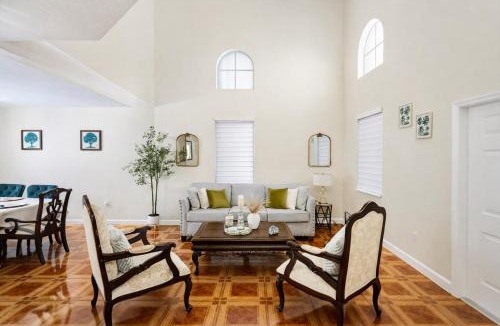Tamiami House | Spacious Miami Home for Groups w Patio,BBQ,Fire Pit