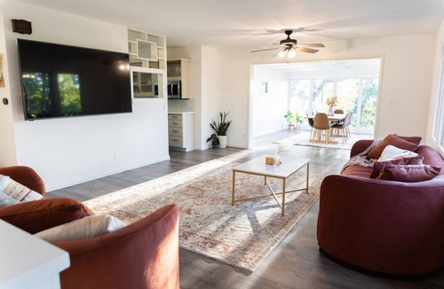 Turners House | Spacious Mid-Century Cozy Home with Lake View