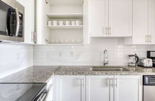 Miramar Apartment | Spacious Miramar 2BR w/Gym, Pool & W/D, nr WF, by Blueground