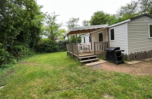 La Tessoualle House | Spacious mobile home for 6 with terrace and garden furniture
