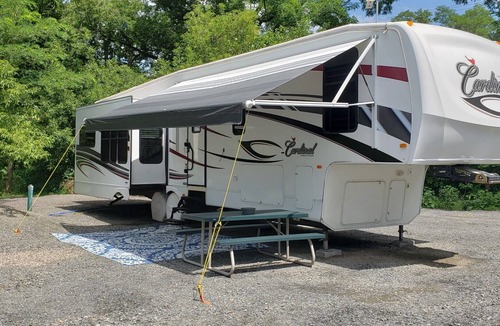 St. Johnsville House | Spacious Modern Waterfront RV