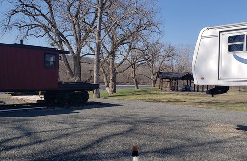 St. Johnsville House | Spacious Modern Waterfront RV