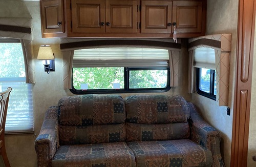 St. Johnsville House | Spacious Modern Waterfront RV