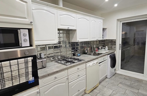 Heath House | Spacious & Modern 2-Bed House in Dagenham