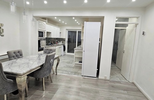 Heath House | Spacious & Modern 2-Bed House in Dagenham