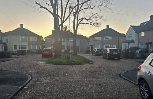 Heath House | Spacious & Modern 2-Bed House in Dagenham