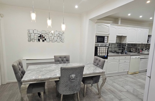 Heath House | Spacious & Modern 2-bed House in Dagenham