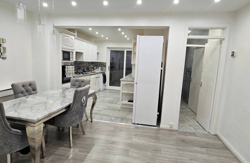 Heath House | Spacious & Modern 2-bed House in Dagenham