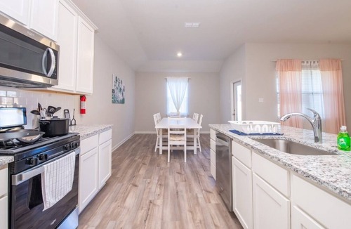 Anna House | Spacious, modern, 2 KING beds FREE wifi & parking