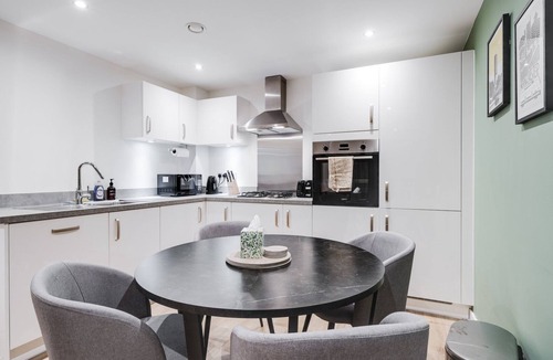 Trafford Apartment | Spacious modern 2BR Old Trafford + Free Parking