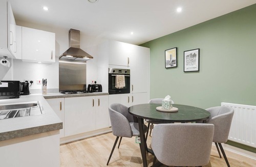 Trafford Apartment | Spacious modern 2BR Old Trafford + Free Parking