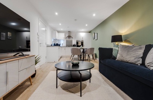 Trafford Apartment | Spacious modern 2BR Old Trafford + Free Parking