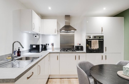 Trafford Apartment | Spacious modern 2BR Old Trafford + Free Parking