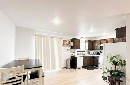 New Century House | Spacious/Modern 3-bedroom townhome, Quiet Culdesac, Fire Pit, TV every Room