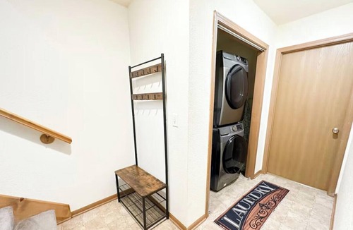 New Century House | Spacious/Modern 3-bedroom townhome, Quiet Culdesac, Fire Pit, TV every Room