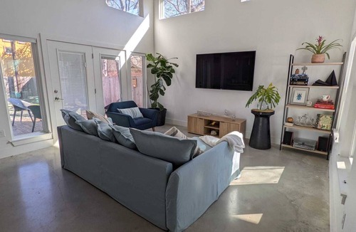 South Lamar House | Spacious & Modern 3 BR / 2.5 BA Austin home