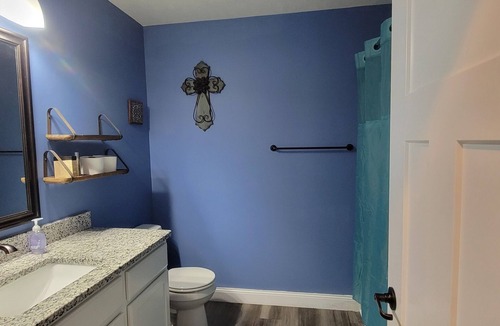 North Platte House | Spacious & modern 3BR close to the Golden Spike and Canteen District.