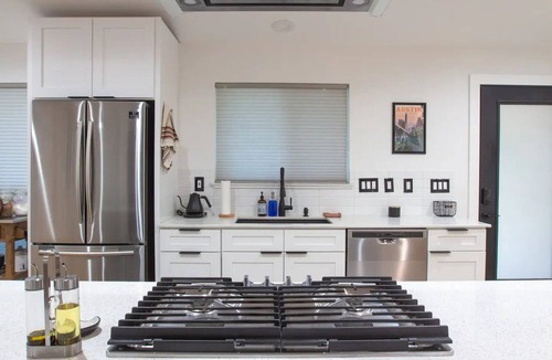 Windsor Hills House | Spacious Modern 3BD/2BA 10-min drive to DT/Domainn
