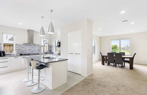 Papakura House | Spacious Modern 3BR Home | WiFi Netflix & Office