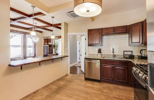 Edgewater Apartment | Spacious Modern 3BR Top‑Floor + Parking