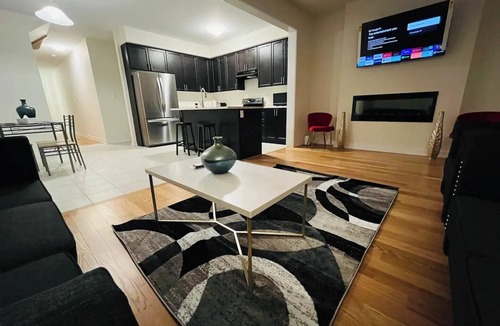 Brantford House | Spacious & Modern 4 BR House