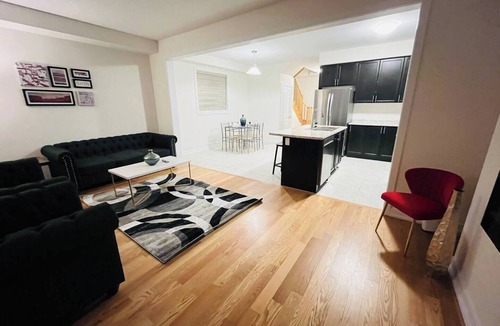 Brantford House | Spacious & Modern 4 BR House