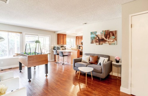 Ardenwood House | Spacious modern 4B2B house-W/D-Parking-foosball
