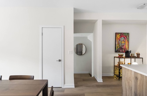 Oakville House | Spacious Modern 4BR Oakville Parking Near GO