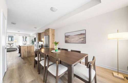 Oakville House | Spacious Modern 4BR Oakville Parking Near GO