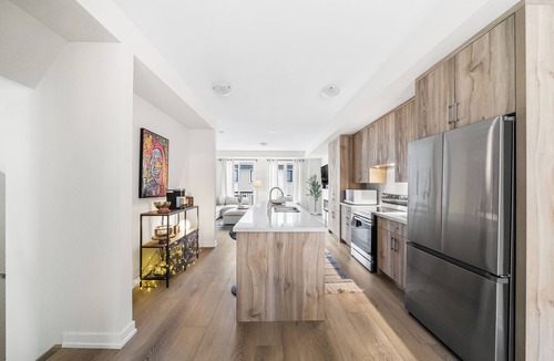 Oakville House | Spacious Modern 4BR Oakville Parking Near GO