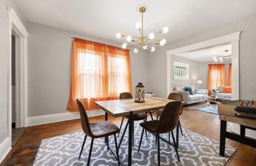 Southside House | Spacious Modern 6BR Near SU, Destiny USA, Zoo & Downtown, Sleeps 18