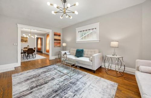 Southside House | Spacious Modern 6BR Near SU, Destiny USA, Zoo & Downtown, Sleeps 18