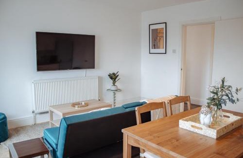 Leeds Apartment | Spacious & Modern 8-Bed Home - Sleeps 13 - Parking