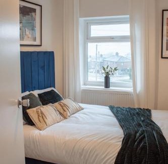 Leeds Apartment | Spacious & Modern 8-Bed Home - Sleeps 13 - Parking