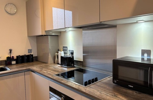 Runnymede Apartment | Spacious Modern Apartment in Addlestone