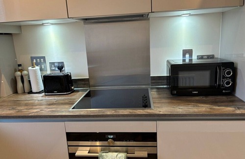 Runnymede Apartment | Spacious Modern Apartment in Addlestone