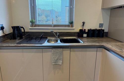 Runnymede Apartment | Spacious Modern Apartment in Addlestone