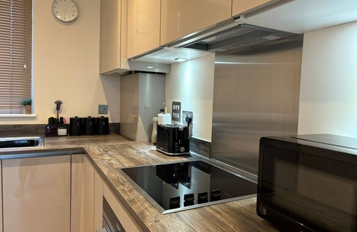 Runnymede Apartment | Spacious Modern Apartment in Addlestone