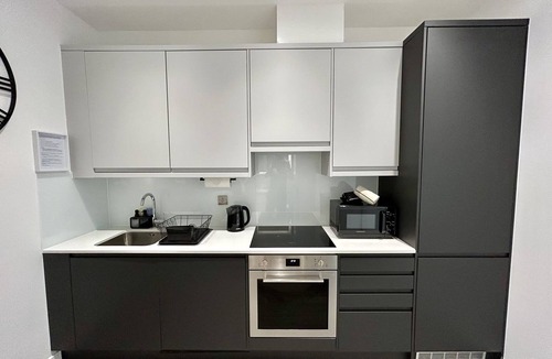 Runnymede Apartment | Spacious Modern Apartment in Addlestone