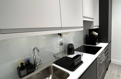 Runnymede Apartment | Spacious Modern Apartment in Addlestone