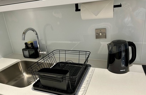 Runnymede Apartment | Spacious Modern Apartment in Addlestone