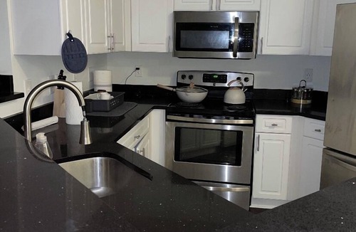 River Edge House | Spacious Modern Apartment, 25MIN NYC!